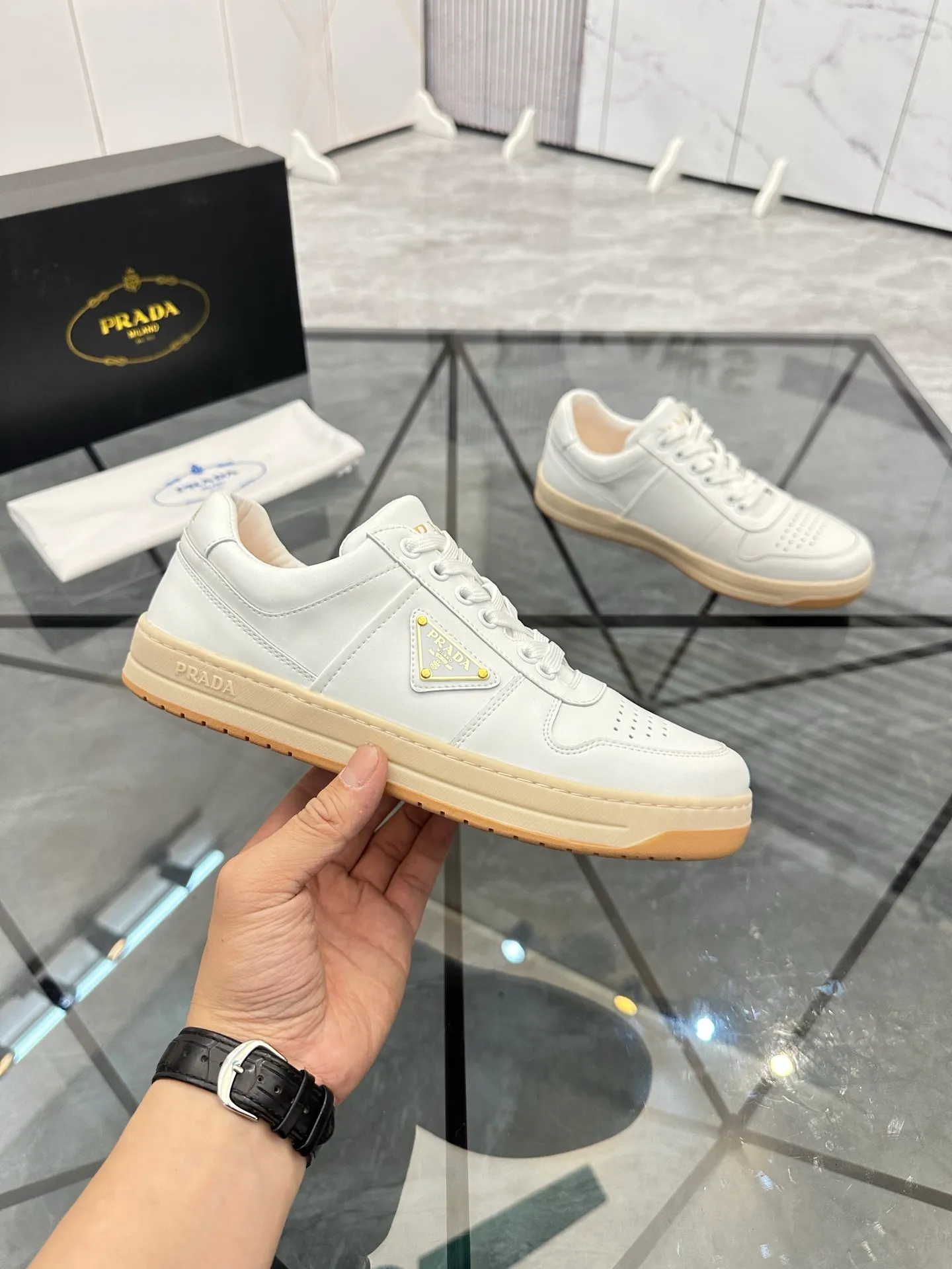 Men's shoes: 💰P400¥ Product trademark: Prada *"Prada*" low-top casual shoes Regular size: 38-44 (can be customized to 45) Product materials: imported cowhide upper, sheepskin lining, original outsole. Number: 020